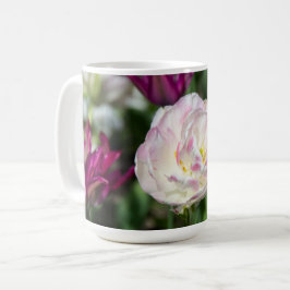 Taza De Café Tulipanes rosa brillante en un día soleado