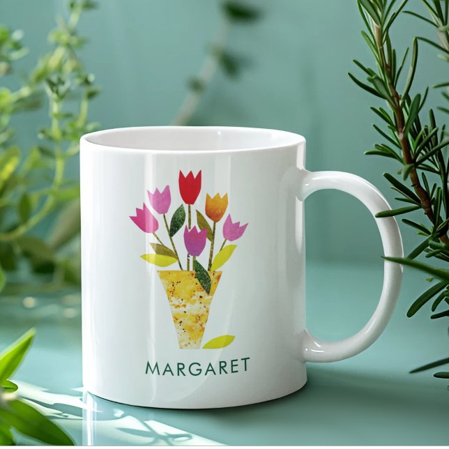 Taza De Café Tulips Bouquet Bonito Floral Té personalizado (These colorful tulips are personalized with your name in classic typography.)