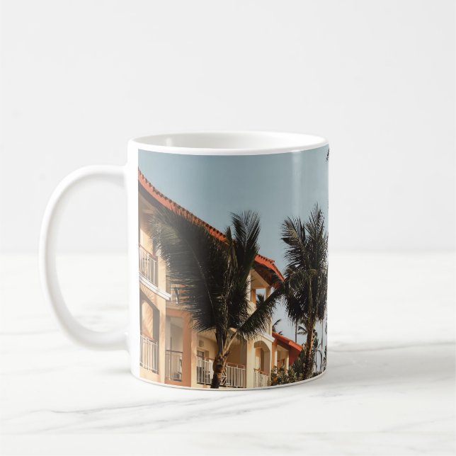 Taza De Café Tumbonas de madera marrón cerca de la piscina rode (Izquierda)