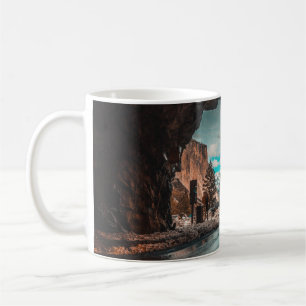 TAZA DE CAFÉ TÚNEL DE CARRETERA VACÍO QUE LLEVA A MONTAÑAS