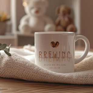 Taza De Café Un bebé está preparando café Baby Shower Mug