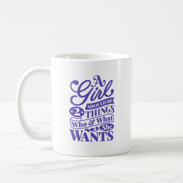 Taza De Café Un Chica debería ser dos cosas - ¿Quién y Qué? (Izquierda)