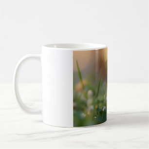 Taza De Café Un conejo lindo y una mariquita en el campo verde