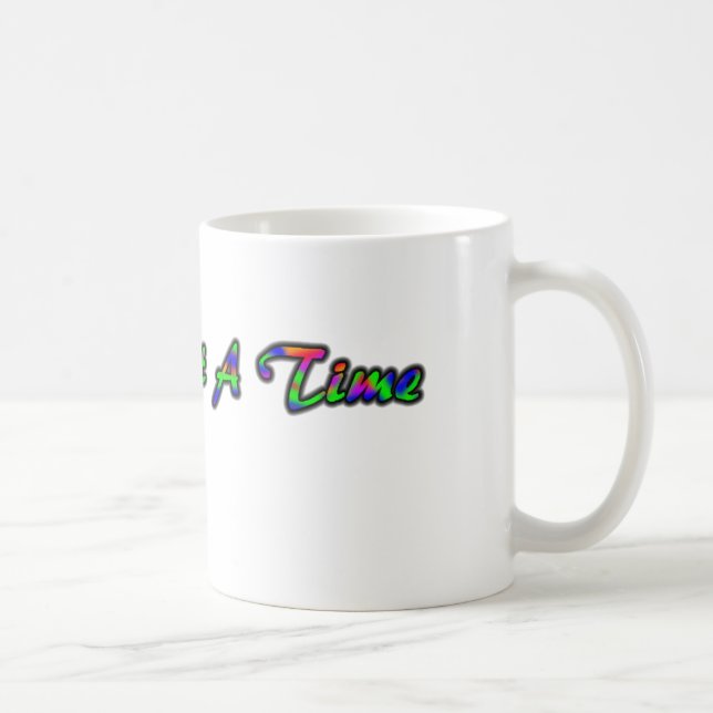 Taza De Café Un día a la vez asalta - letras del arco iris (Derecha)