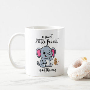 Taza De Café Un Dulce Pequeño Cacahuete En Camino Nuevo Bebé Co