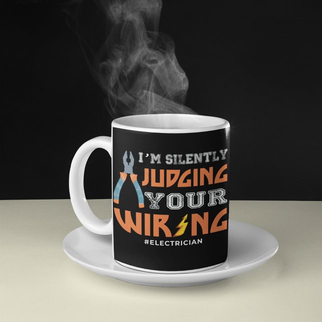 Taza De Café Un Electricista Divertido Juzgando Silenciosamente (Subido por el creador)