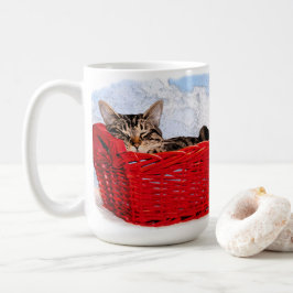 Taza De Café Un gatito durmiente en una brillante foto de una c
