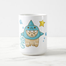 Un gato beige curado disfrazado de tiburón, con te