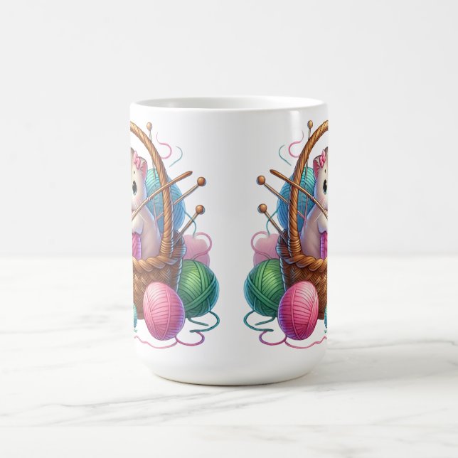 Taza De Café Un gato juguetón en una canasta de yarn con té - u (Centro)