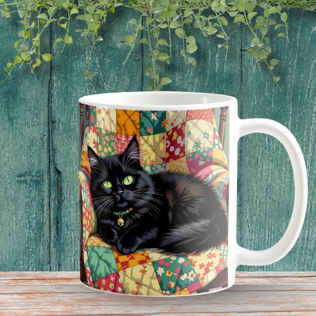 Taza De Café Un gato negro lindo sobre una silla de roca (Subido por el creador)