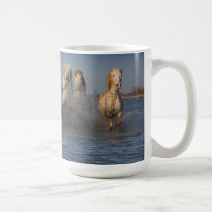Taza De Café Un grupo de caballos blancos en la región de