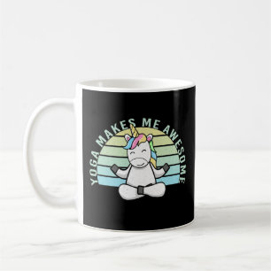 Taza De Café Un lindo unicornio gracioso haciendo yoga.