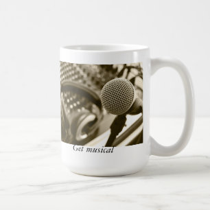 Taza De Café Un micrófono y auriculares
