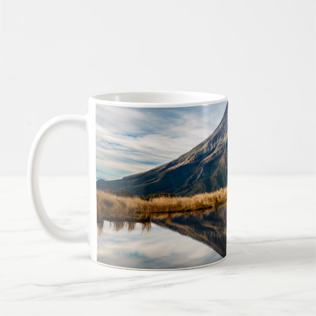 Taza De Café Un montañista con un vestido naranja en una simetr (Izquierda)