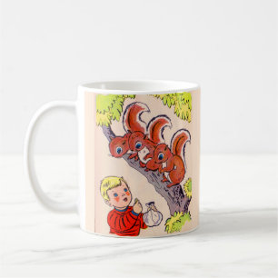 Taza De Café un niño lindo alimenta a las ardillas lindas