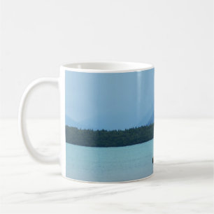 TAZA DE CAFÉ UN OSO MADRE LE ENSEÑA A SUS CUBS PARA QUE NADEN A