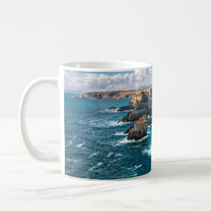 Taza De Café Un paisaje dramático en Mizen Head, en la costa a