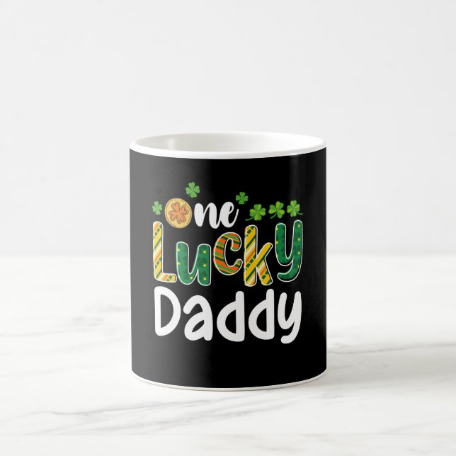 Taza De Café Un papá afortunado que coincide con una familia en (Centro)