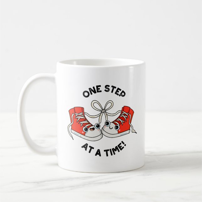 Taza De Café Un Paso A La Vez Divertido Sneaker Pun (Izquierda)