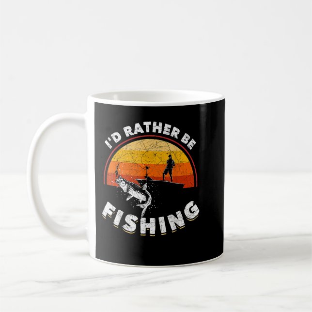 Taza De Café Un Pescador Divertido Prefiere Pescar En Retro (Izquierda)
