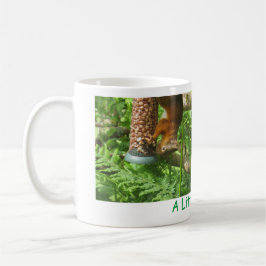 Taza De Café "Un poco de nueces", ardillas rojas boca abajo.