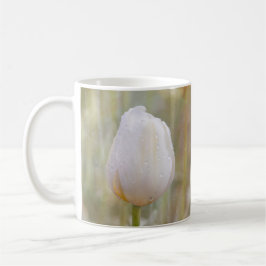 Taza De Café Un solo tulipán blanco con foto de droplets