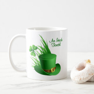 Taza De Café Un toque irlandés sombrero de duende trébol en hie