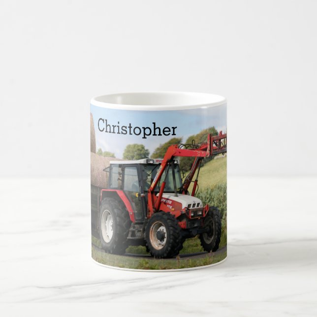 Taza De Café Un tractor rojo tirando balas de heno, personaliza (Centro)