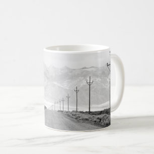 Taza De Café Una carretera solitaria y líneas eléctricas Mont