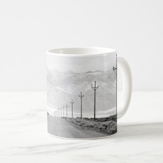 Taza De Café Una carretera solitaria y líneas eléctricas | Mont (Anverso derecho)