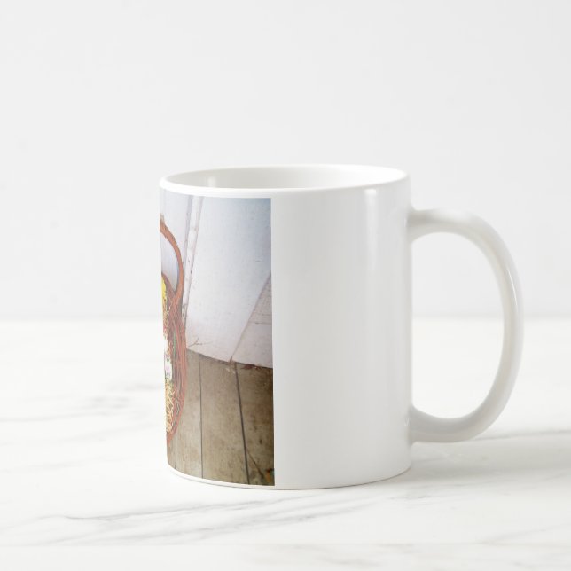 Taza De Café Una cesta de folletos amarillos y huevo de Pascua  (Derecha)