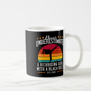Taza De Café Una chica de kickboxing con cinturón negro