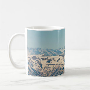 Taza De Café Una cordillera con nieve descongelante y hielo en 