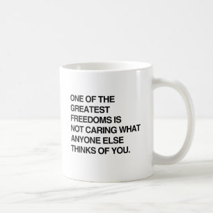Taza De Café UNA DE LAS MAYORES LIBERTADES ES NO PREOCUPARSE.pn