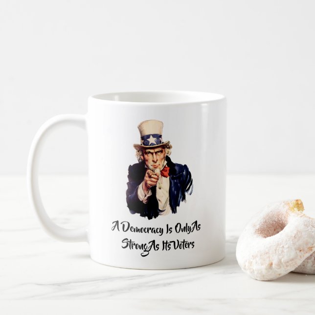 Taza De Café Una democracia es tan fuerte como sus votantes (Con donut)