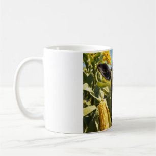 Taza De Café Una linda vaca en un campo de maíz comiendo