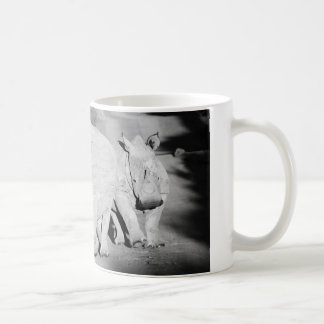 Taza De Café Una madre de rinoceronte y su cría en Bathro Sudáf