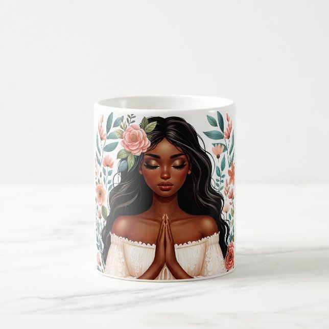 Taza De Café Una mujer afroamericana rezando flores (Centro)