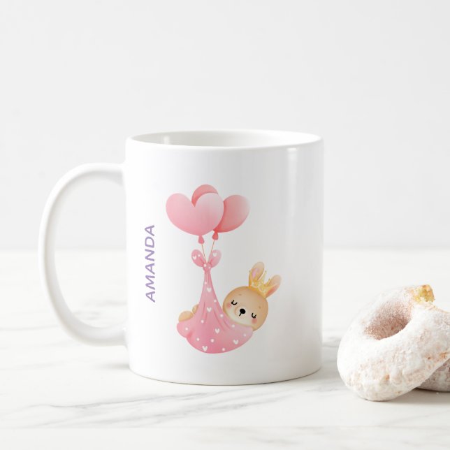 Taza De Café Una pequeña conejita en una manta cardíaca (Con donut)