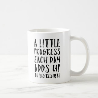Taza De Café Una poca cita de motivación del progreso