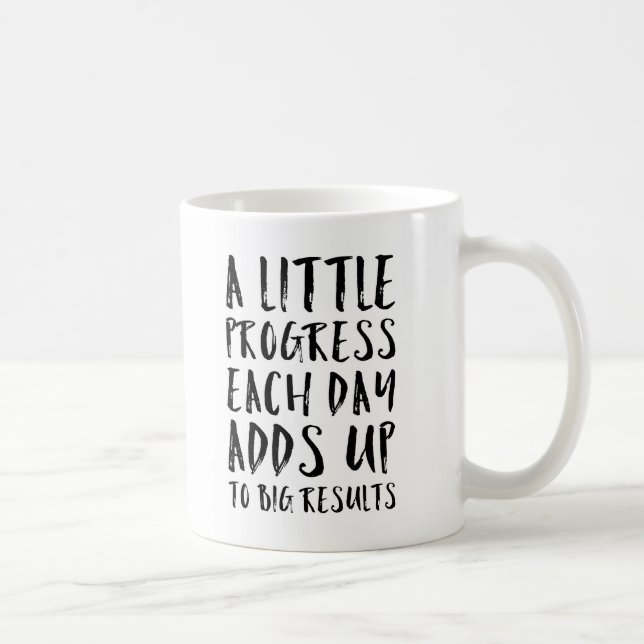 Taza De Café Una poca cita de motivación del progreso (Derecha)