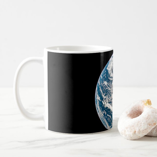 Taza De Café Una Tierra Tomada De La nave Apolo 10. (Con donut)