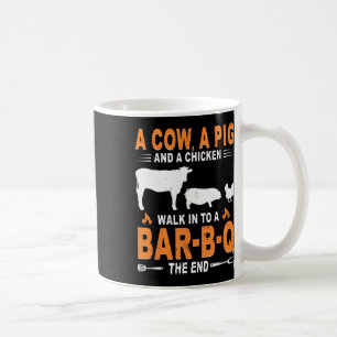 Taza De Café Una vaca un cerdo y un pollo entran en un R B Q El