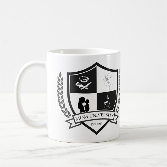 Taza De Café Universidad de Mamá EST. 2020 (Izquierda)