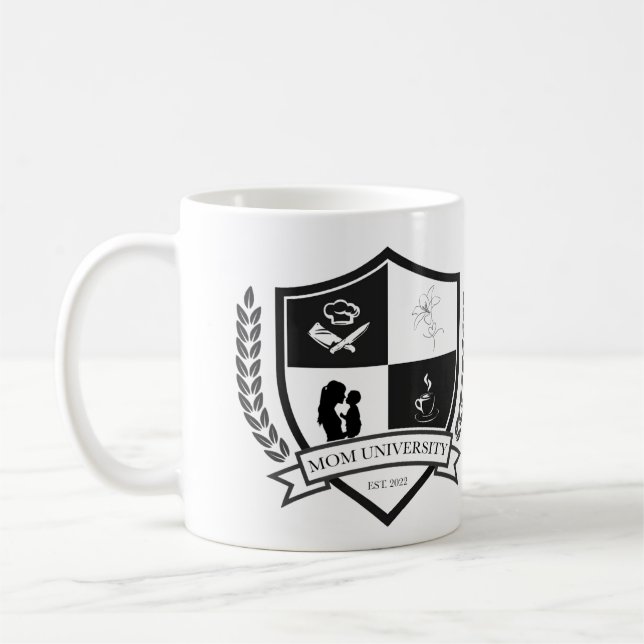 Taza De Café Universidad de Mamá EST. 2022 (Izquierda)