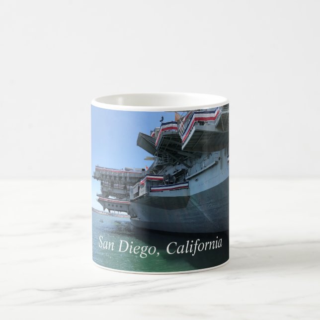 Taza De Café USS Midway en San Diego, California (Centro)