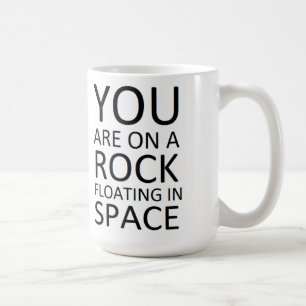 Taza De Café Usted está en una roca que flota en espacio