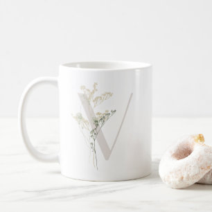 Taza De Café V inicial con flor de color suave Café Mug
