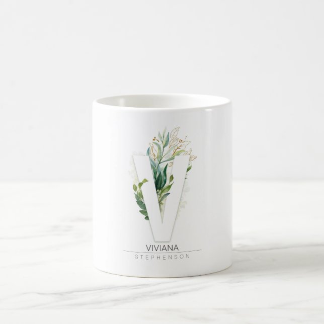 Taza De Café V Monograma Verdor dorado deja nombre elegante (Centro)