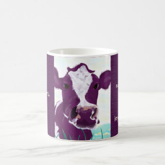 Taza De Café Vaca púrpura que comtempla muy posiblemente la